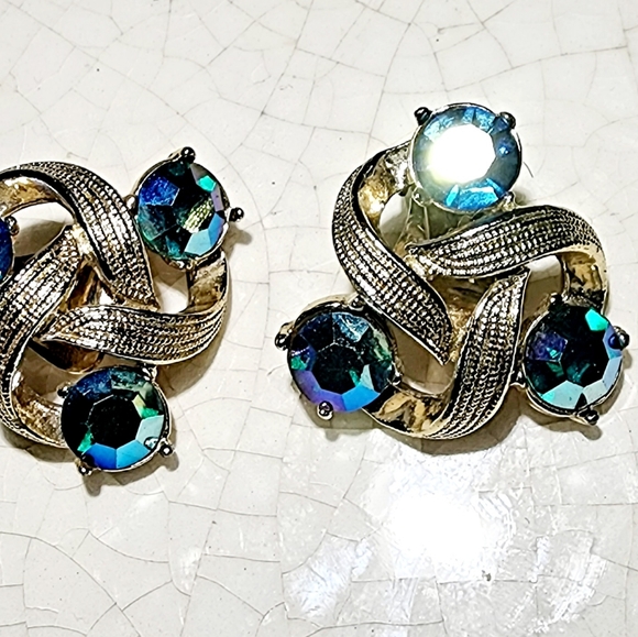 Vintage Kramer gold swirl clip on earrings with brilliant blue faceted stones - Picture 2 of 6
